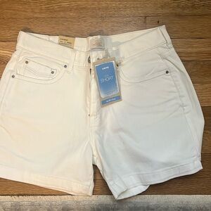 White Levi’s Jean shorts